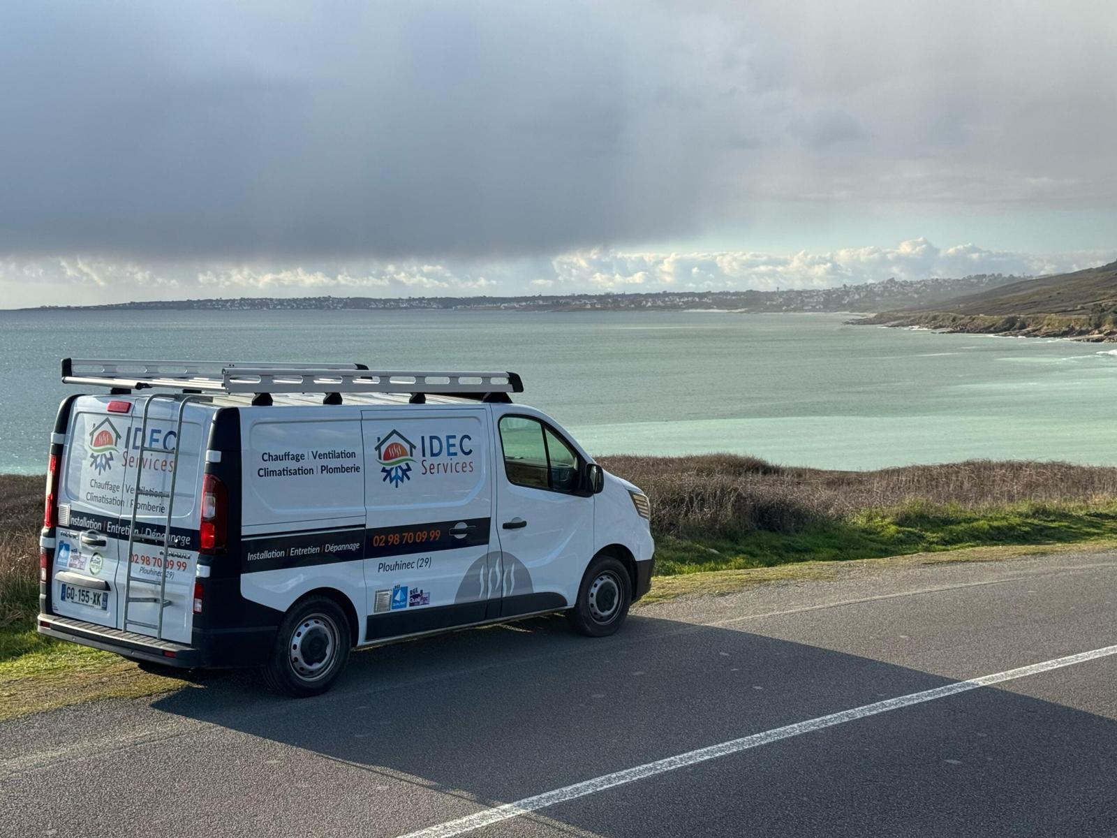 Camionnette IDEC SERVICES sur la route côtière du Cap Sizun